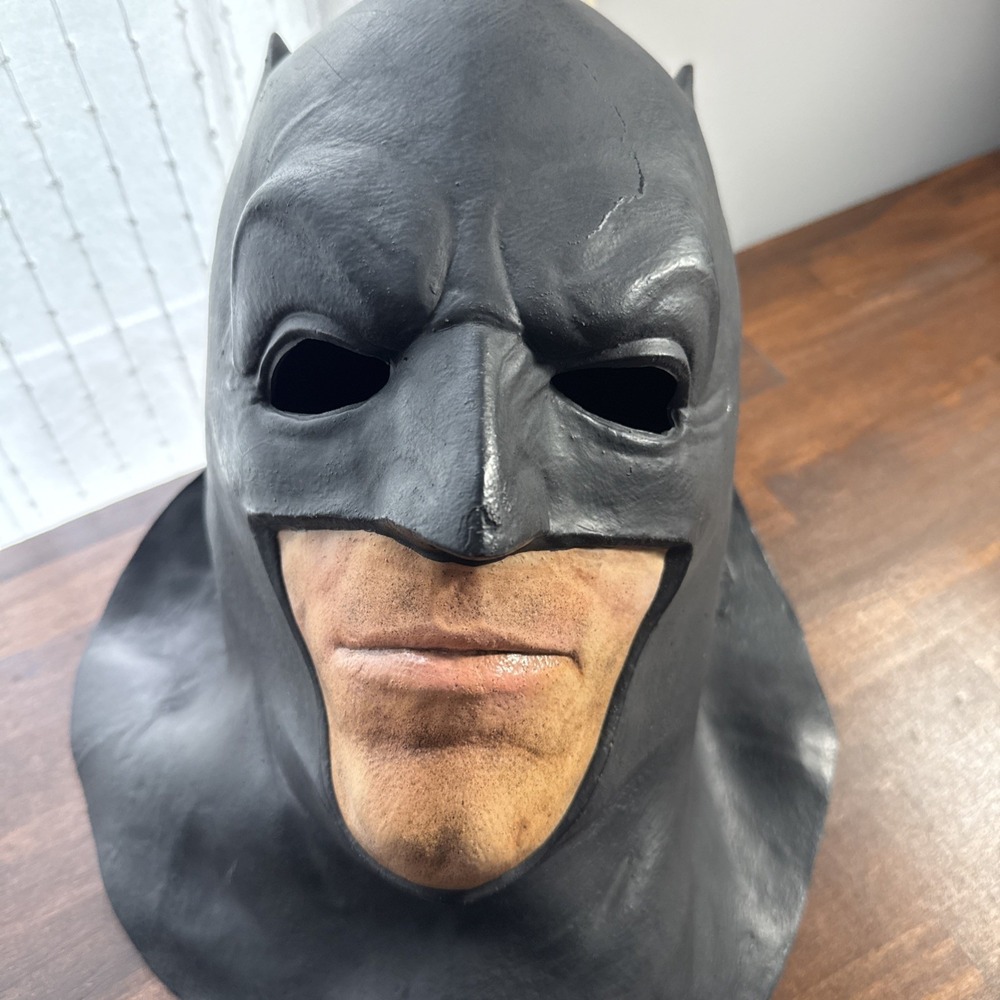 DC And WBEI Latex Overhead Cowl Batman Mask 2022 DC Comics Halloween Mask - Picture 2 of 5